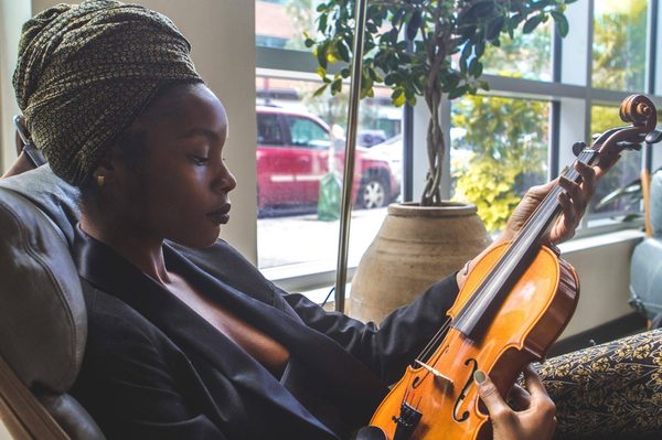 Le violon classique en cacophanies électroniques
